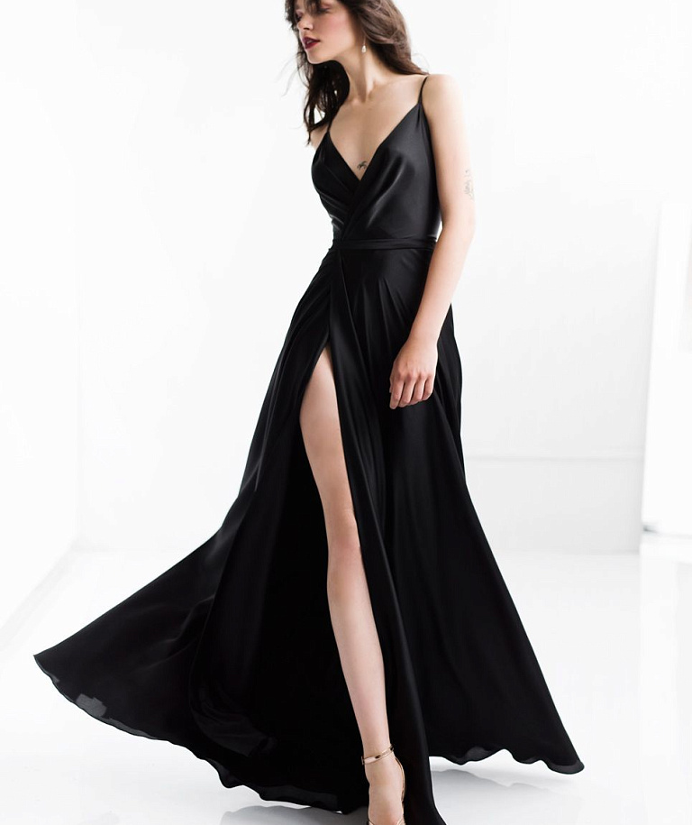 Чёрное платье в пол с разрезом