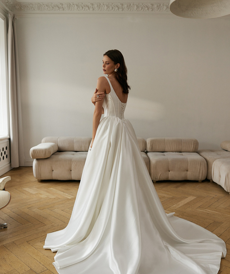 Пышное атласное свадебное платье в стиле принцесса