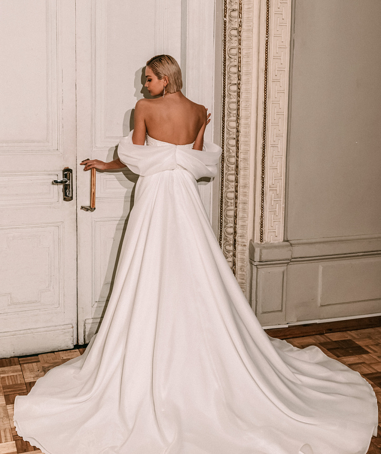 Нежное свадебное платье со спущенными бретелями