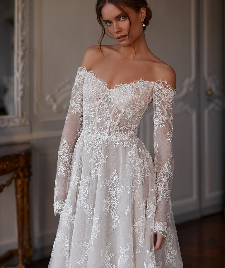 Кружевное свадебное платье с рукавами и шлейфом