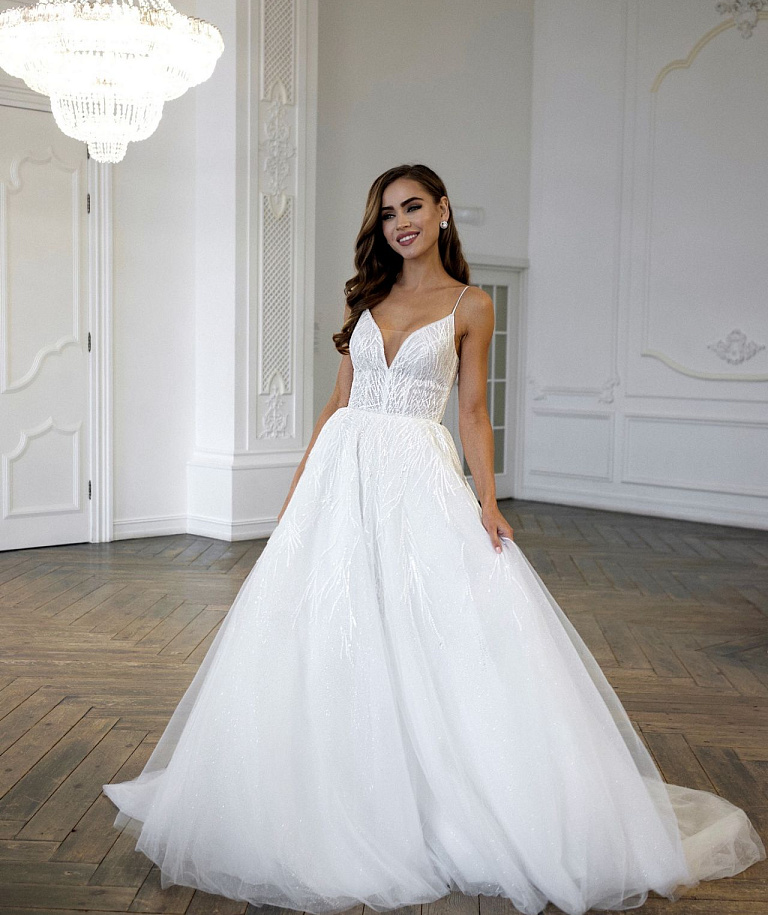 Белое свадебное платье со съемным кейпом