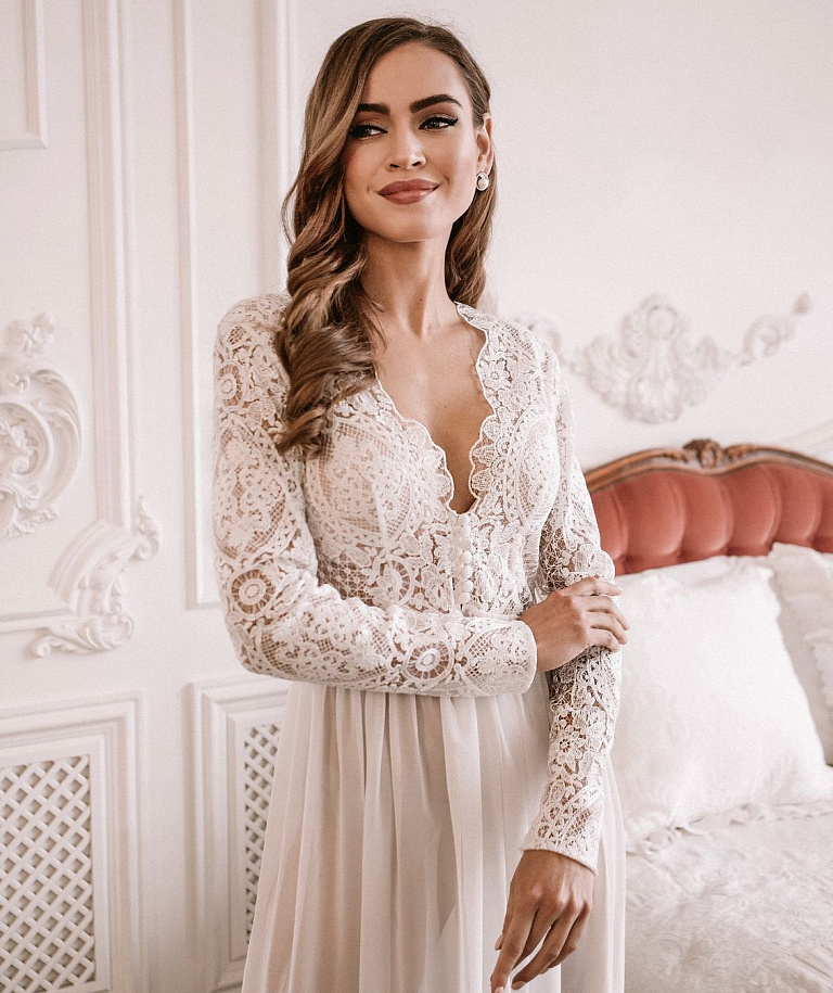 Длинный будуар с кружевными рукавчиками