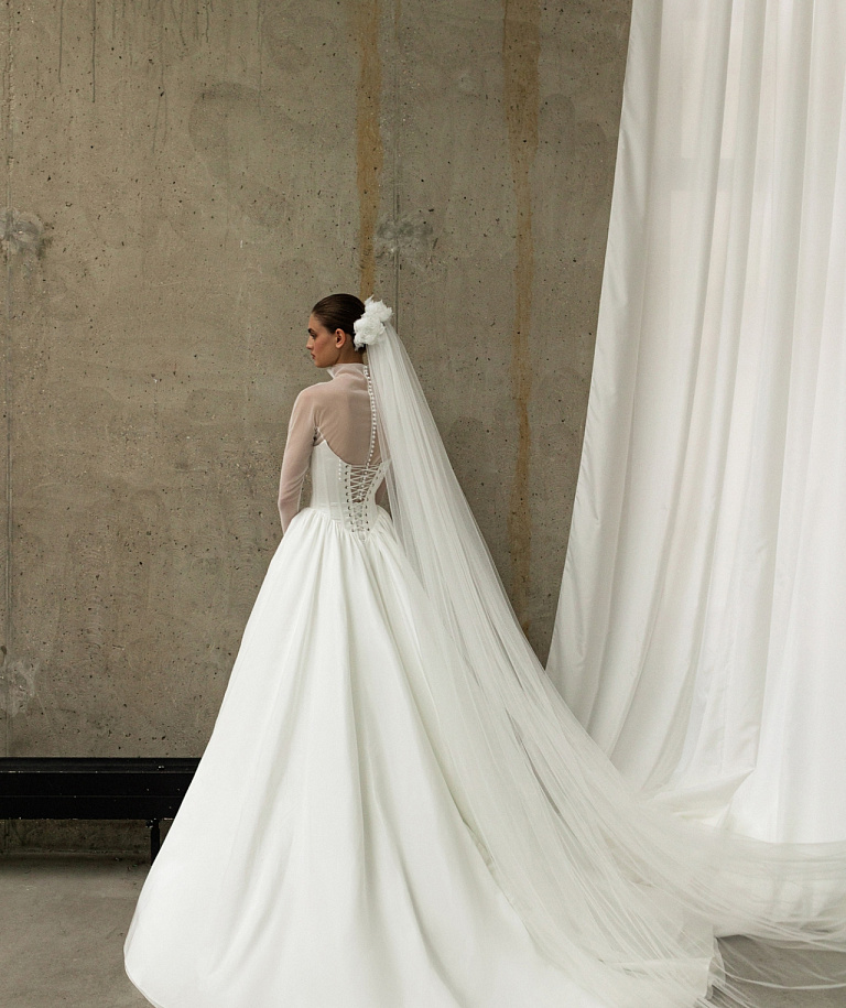 Классическое свадебное платье с прозрачным болеро