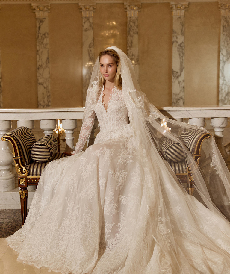 Закрытое кружевное свадебное платье cо шлейфом