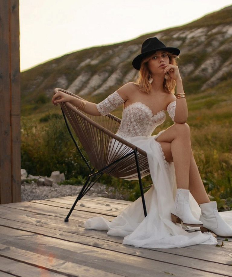 Стильное свадебное платье бохо с разрезом