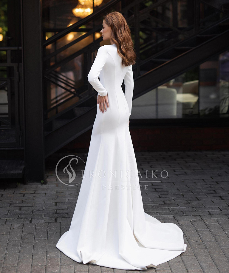 Красивое свадебное платье из атласа с декором по декольте