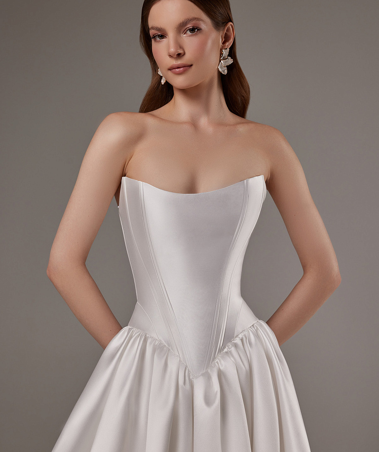 Пышное свадебное платье из микадо с заниженной талией