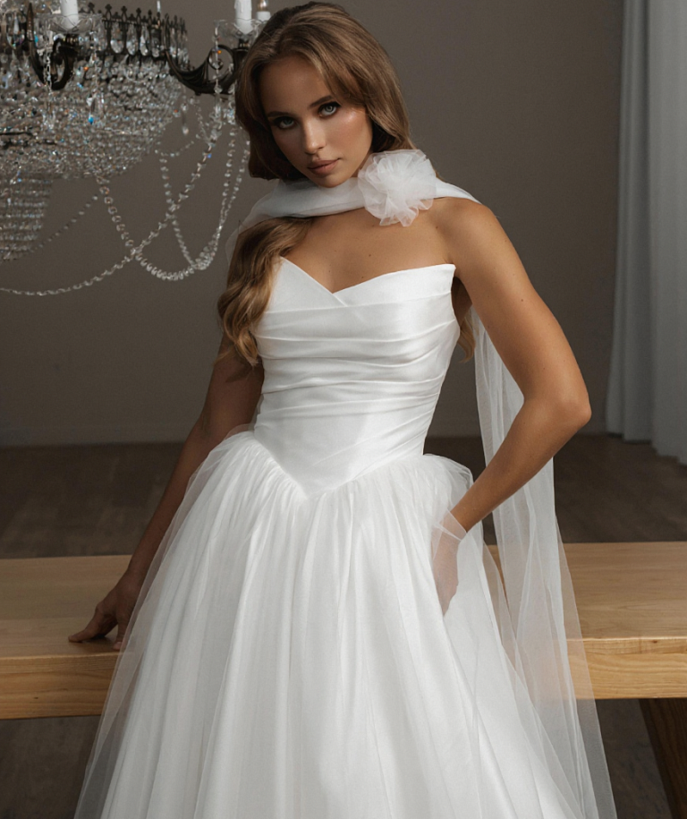 Трендовое платье с заострённой формой корсета, выполненное из благородной лёгкой ткани с деликатным блеском