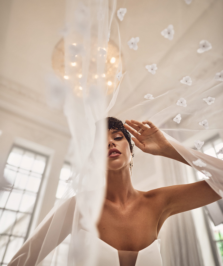 Свадебная фата расшитая объемными цветочками