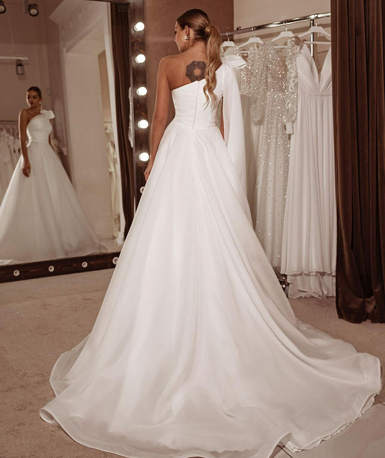 Нежное свадебное платье на одно плечо