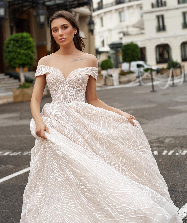 Блестящее свадебное платье с роскошным шлейфом