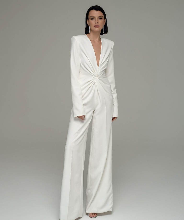 Свадебный комбинезон с декольте