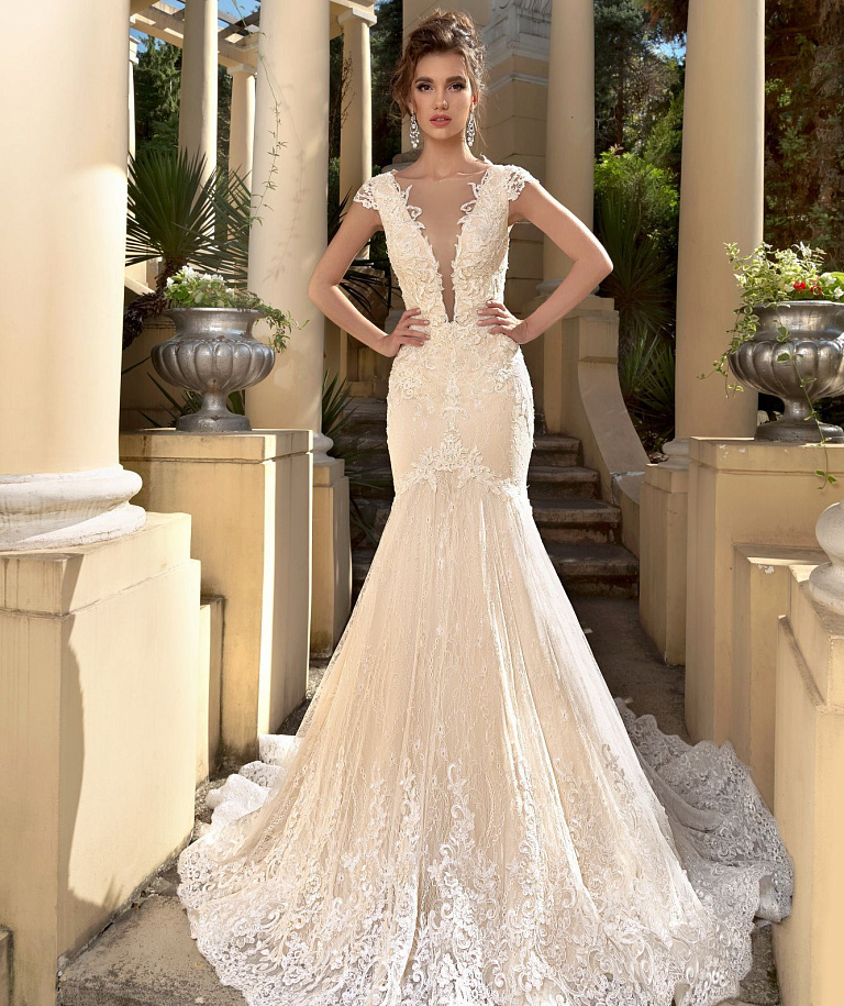 Кружевная русалка с красивым декольте