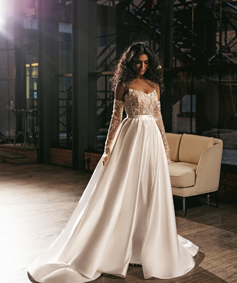 Свадебное платье мини со съемной атласной юбкой