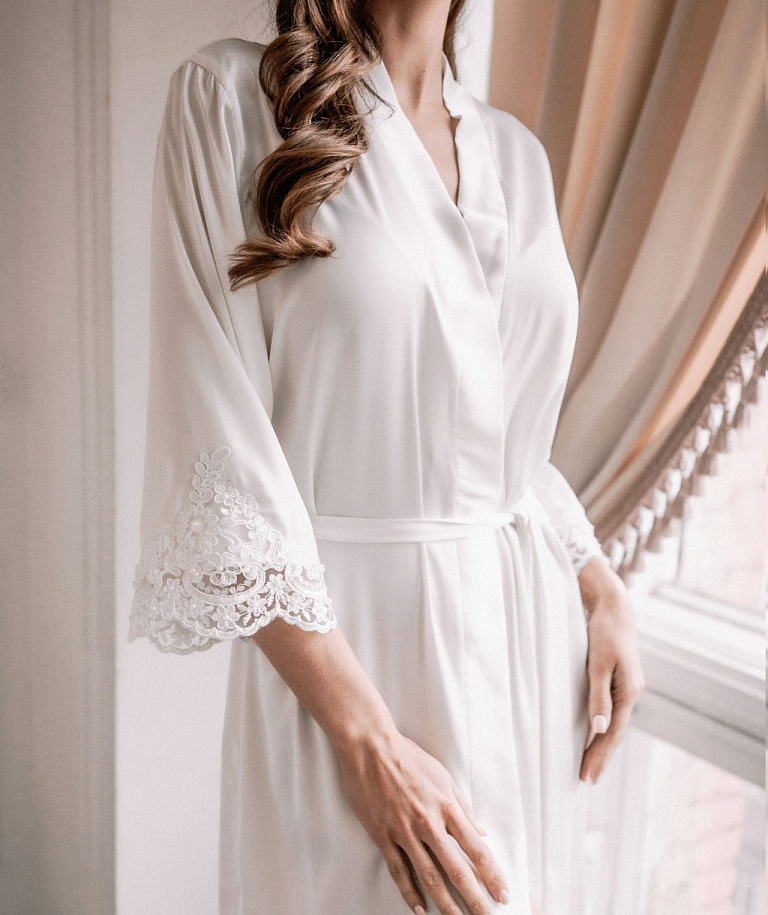 Шёлковый белый халатик с кружевом