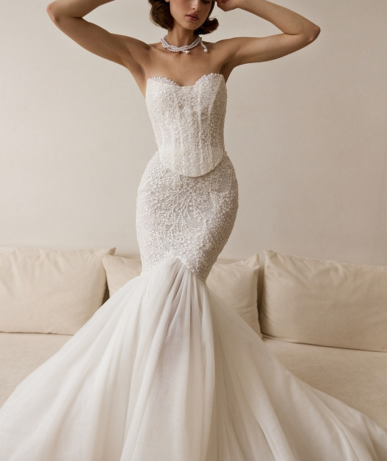 Нежный комплект с кружевным корсетом и юбкой-рыбкой