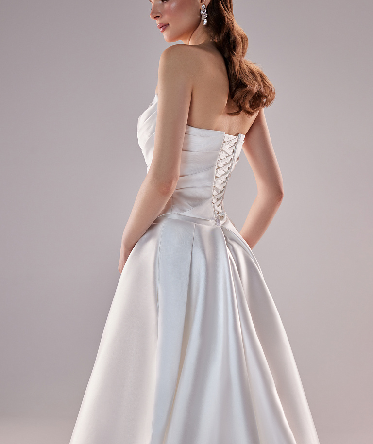 Пышное свадебное платье из микадо с драпировкой на корсете