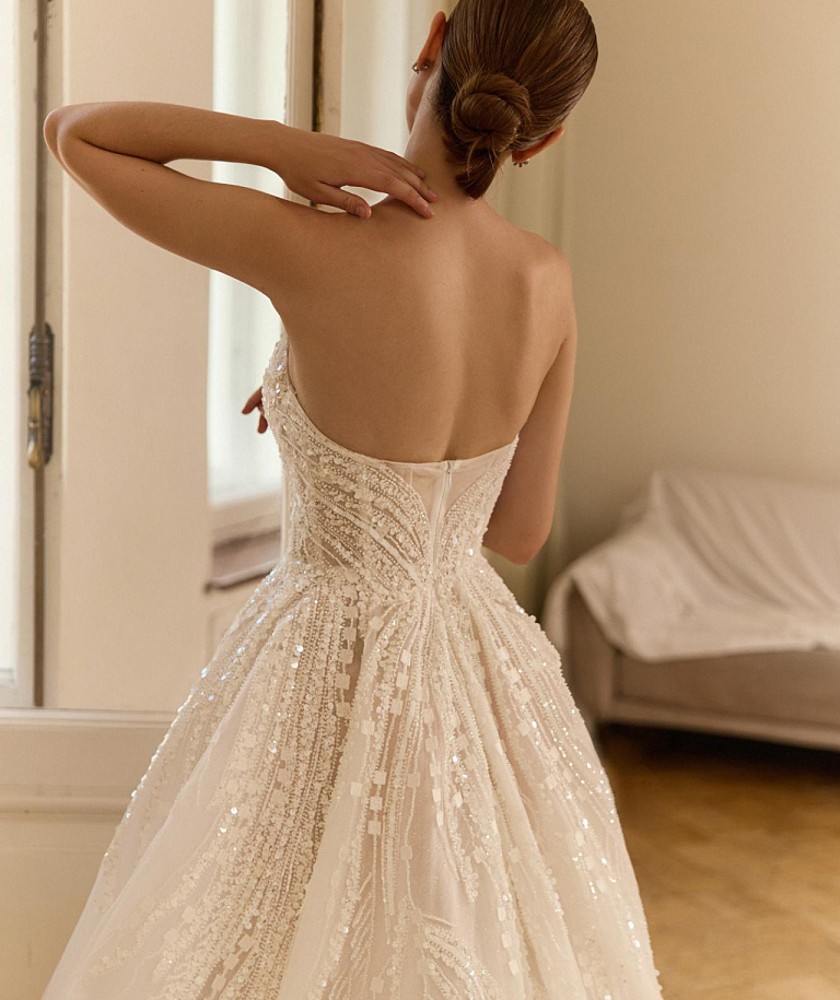 Роскошное свадебное платье с вышивкой