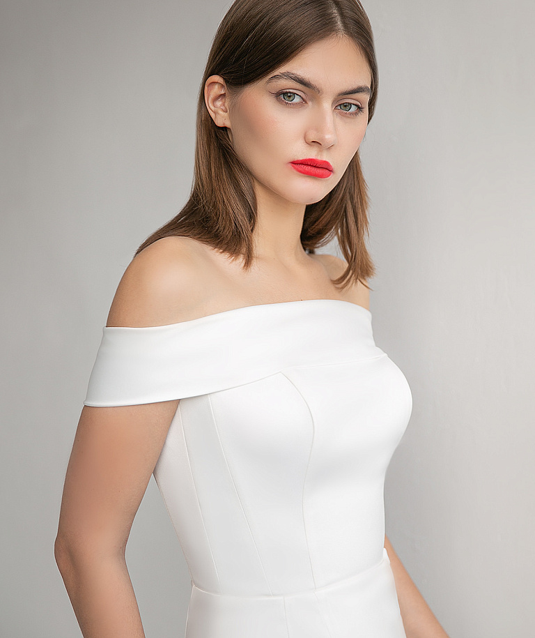 Атласное свадебное платье миди с вырезом лодочка