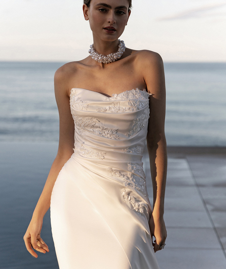 Атласное свадебное платье с кружевным декором