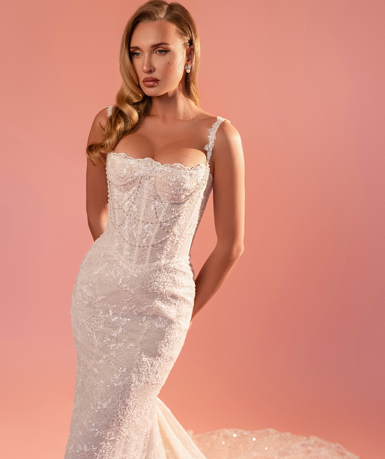 Роскошное кружевное свадебное платье на тонких бретелях