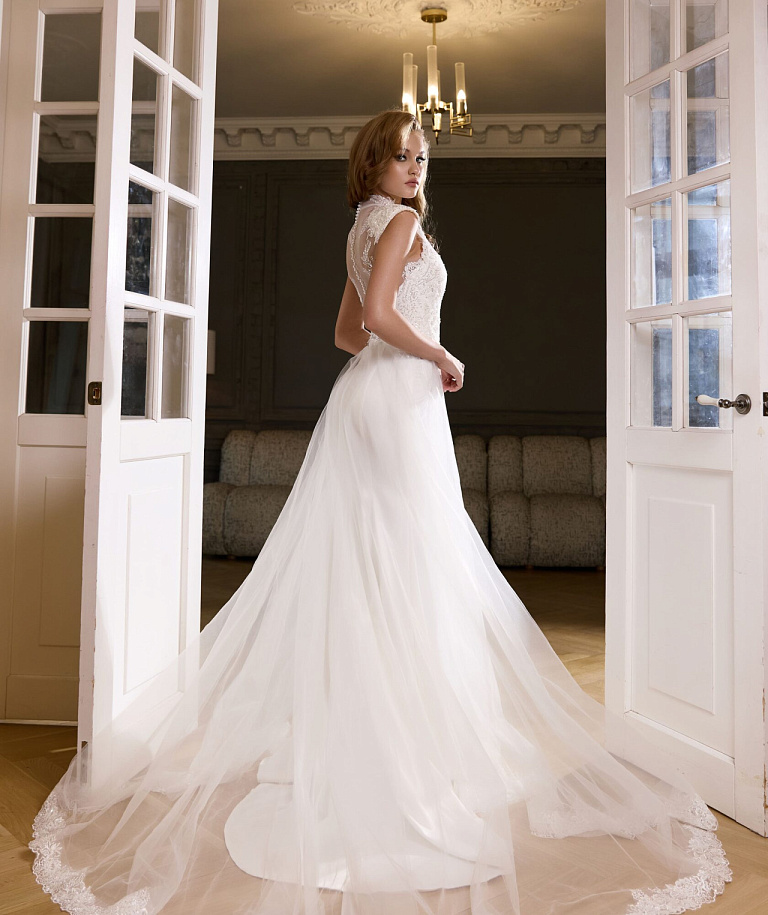 Классическое свадебное платье с кружевным корсетом и юбкой
