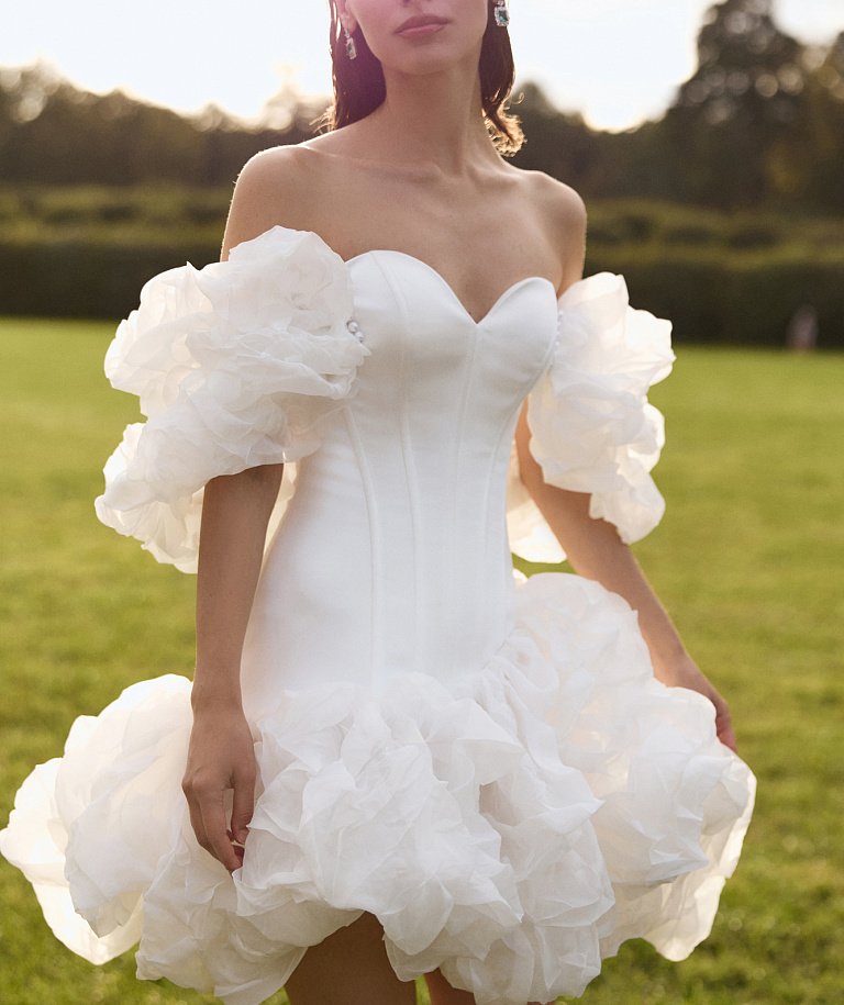 Короткое атласное платье с пышной юбкой