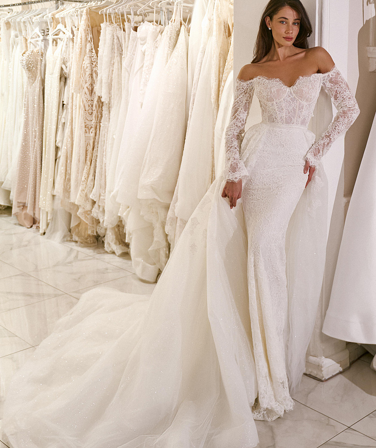 Изысканное кружевное платье со съемным шлейфом