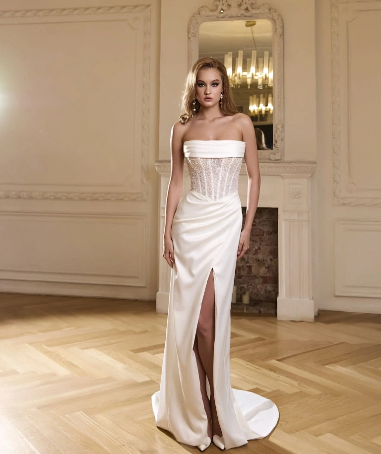 Свадебное платье с разрезом и полупрозрачным корсетом