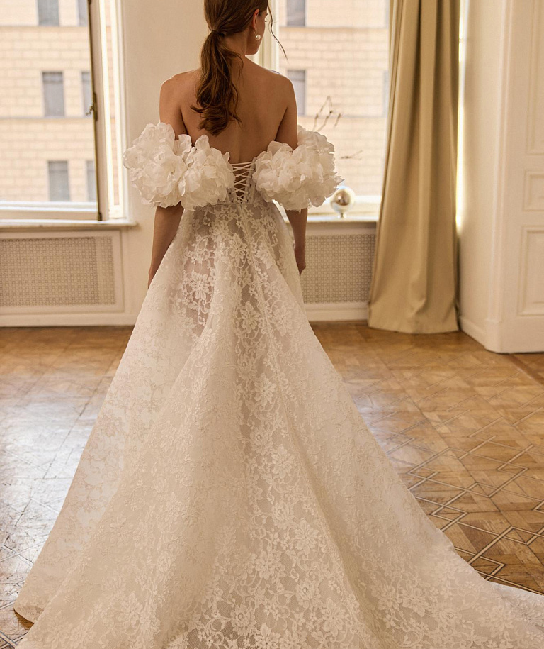 Свадебное платье из кордового кружева с цветочными бретелями