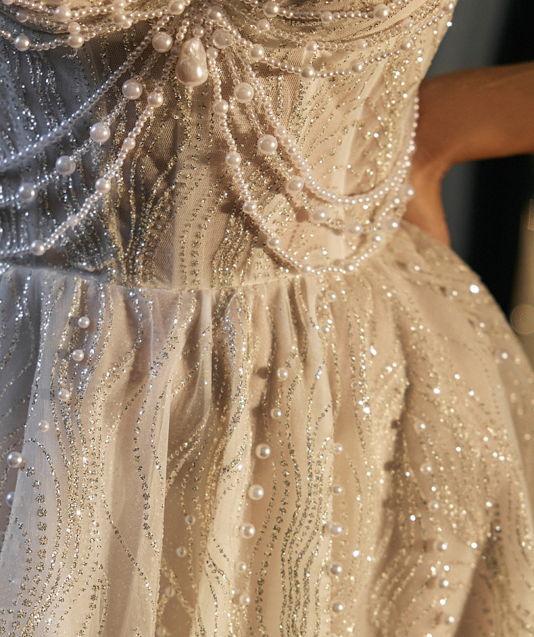 Роскошное свадебное платье декорированное жемчугом