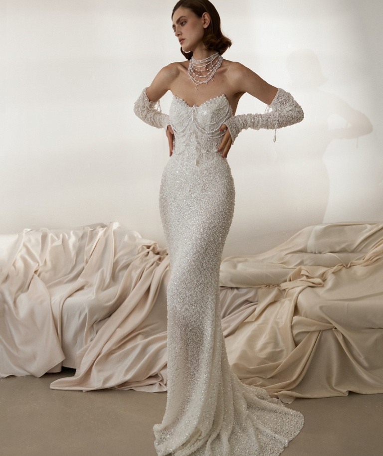 Расшитое свадебное платье-русалка с бусами