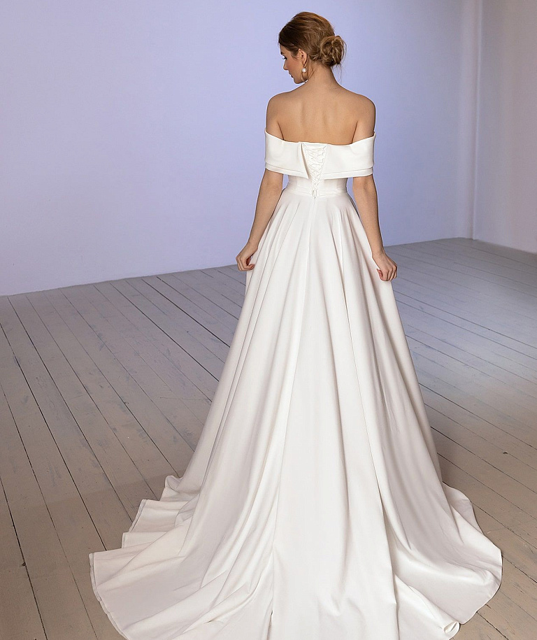 Элегантное свадебное платье с разрезом