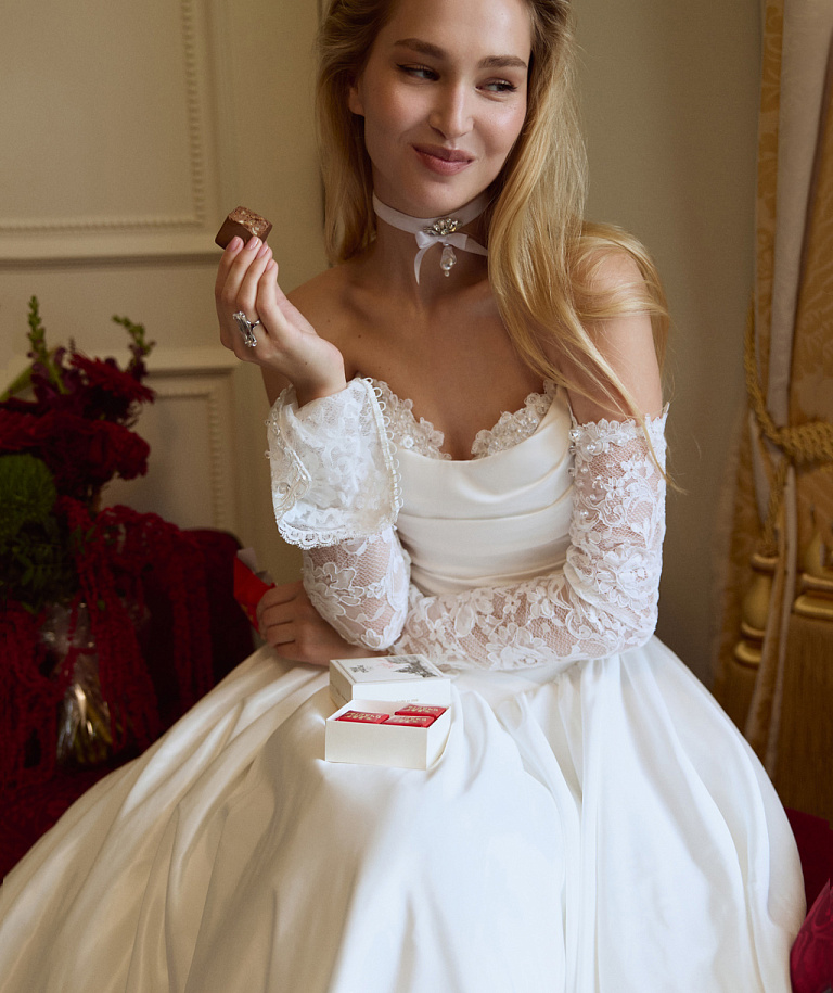 Свадебное платье из тафты с кружевными элементами