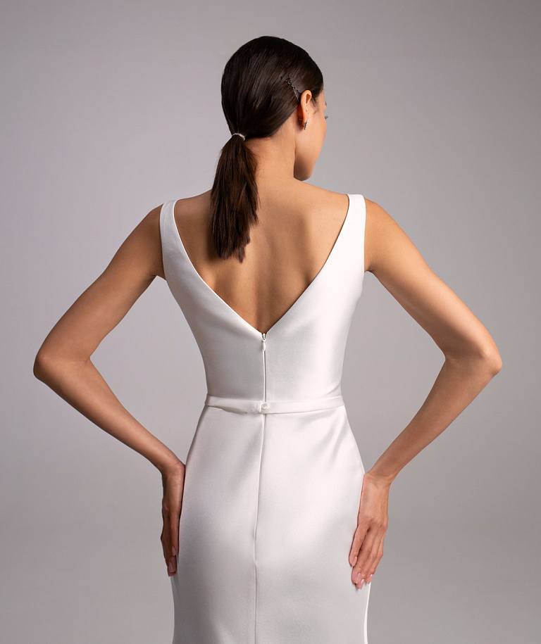 Свадебные платья миди с вырезом каре