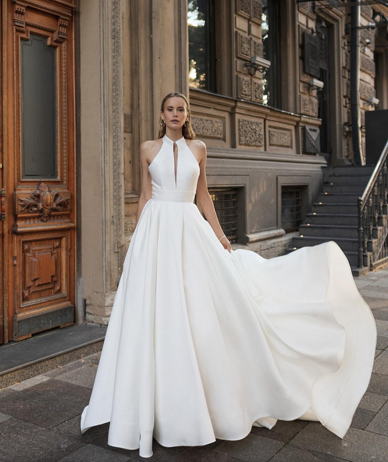 Атласное свадебное платье с воротником-стойка