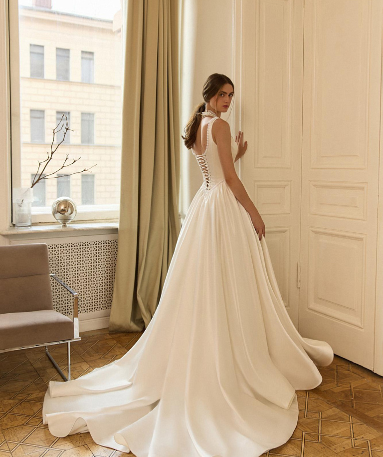 Пышное атласное свадебное платье-принцесса