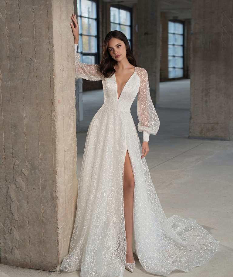 Сверкающее свадебное платье с объемными рукавами