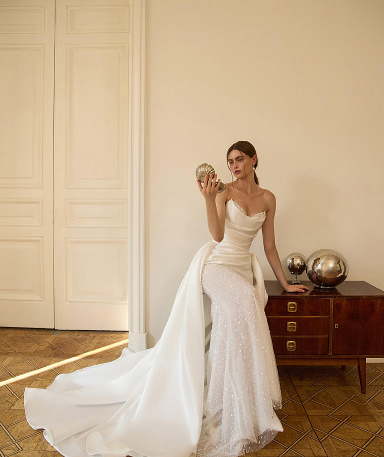 Корсетное свадебное платье с ассиметриной драппировкой