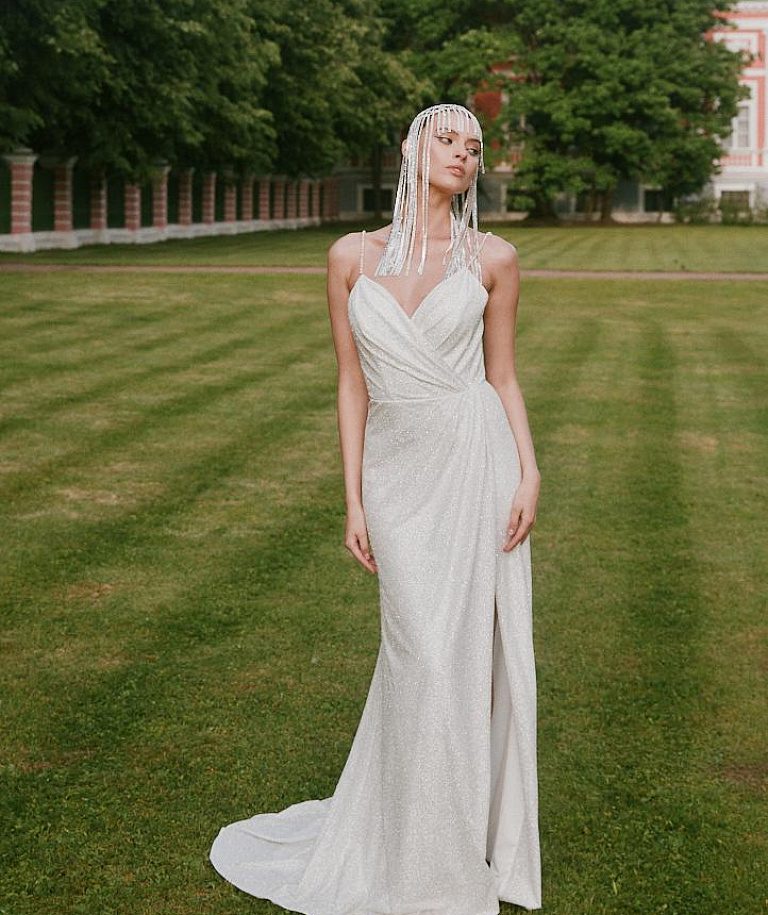 Сверкающее свадебное платье на тонких бретелях