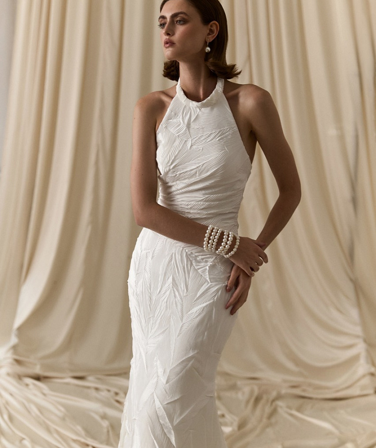 Эффектное свадебное платье из дизайнерской ткани с американской проймой и съемным кейпом