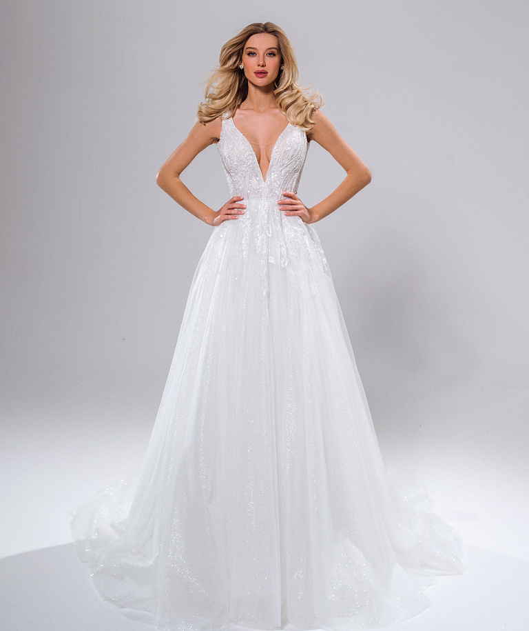 Расшитое свадебное платье с декольте