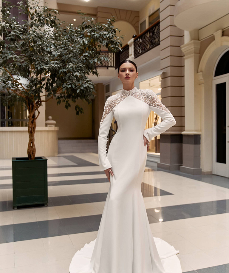 Силуэтное минималистичное свадебное платье с декором из жемчуга