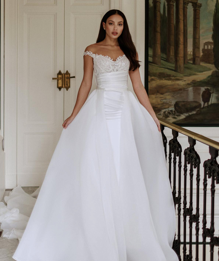 Свадебное платье с красивым расшитым корсетом и атласной юбкой