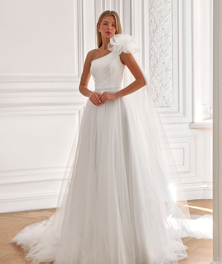 Белое свадебное платье с бантом на плече