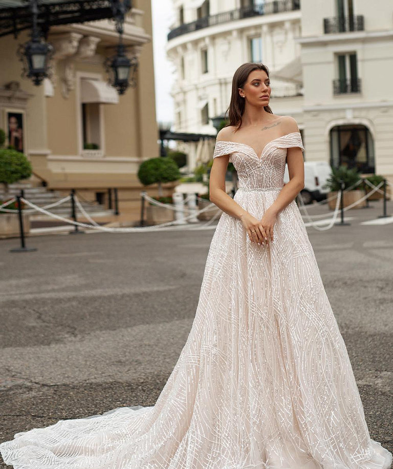 Блестящее свадебное платье с роскошным шлейфом