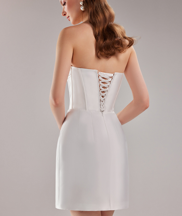 Короткое свадебное платье с открытым верхом из микадо