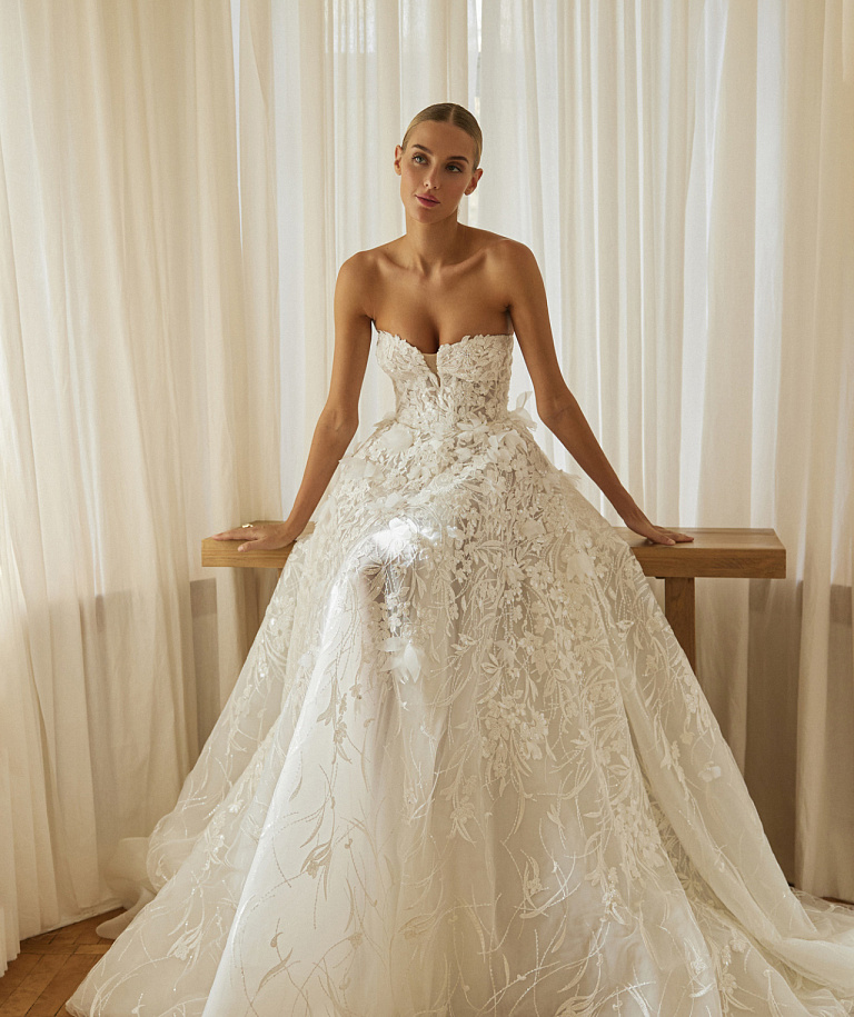 Пышное свадебное платье из роскошного цветочного кружева