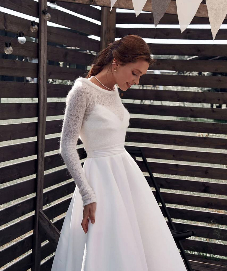 Укороченный шерстяной свитер с жемчужными пуговицами на спинке