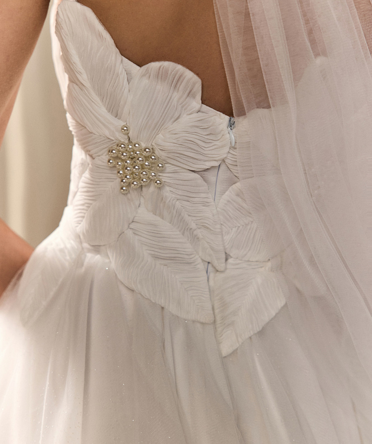 Эффектное свадебное платье с декором в виде цветов с жемчугом